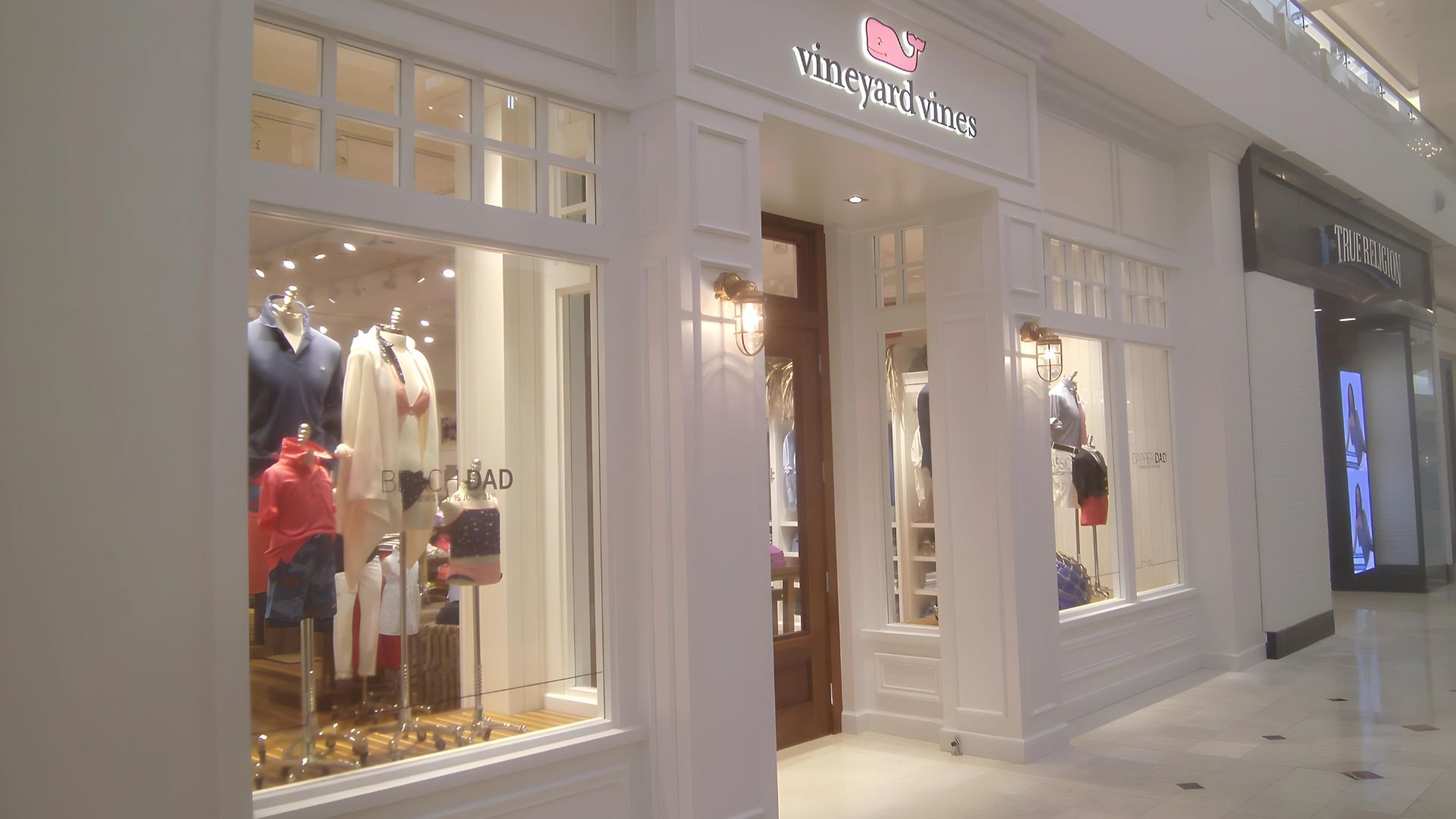Vineyard-vines-Bethesda-MD-Front-Entrance-Clothing-Store-Retail.jpg
